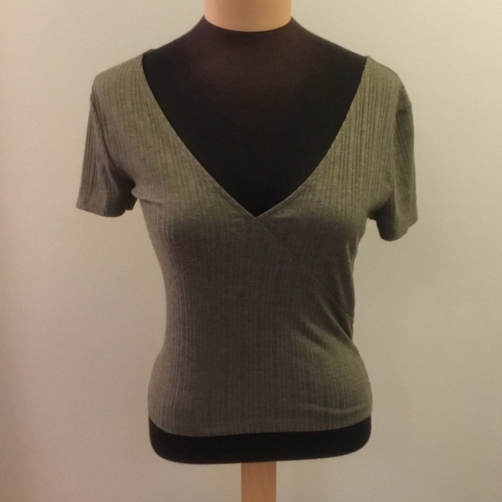 Forever 21 short sleeve V neck cropped tee Woman’s size Medium olive